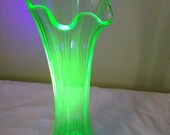 Uranium glass vase scalloped soliflore Fenton-Vaseline glass green-glass vase uranium-collection-black light made in the USA