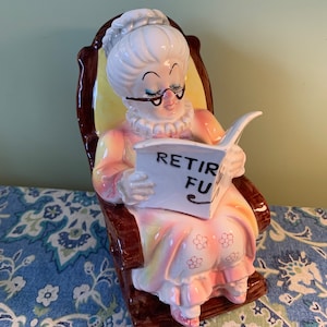 Oma-Rentenfonds-Sparschwein – Oma in Schaukelstühlen – Kunststoff – Vintage-Kunststoff „Pensionsfonds“-Sparschwein – Oma