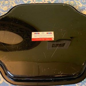Pu&ograve; includere: Vassoio da portata in metallo nero con bordo ondulato. Il vassoio ha un adesivo sul fondo che recita "The Metal Tray Manufacturing Co., Inc. 412 Goldens Bridge Rd.  Golden's Bridge, N.Y."