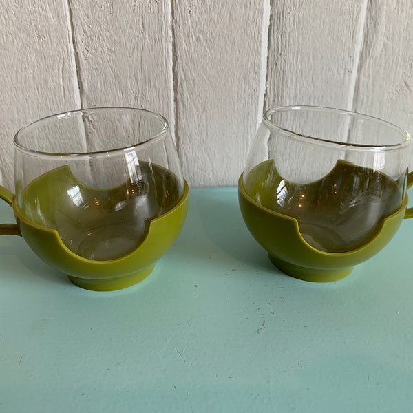 Pyrex green avocado mugs duo - Pyrex coffee cups - colored kitchen - glass and plastic - Pyrex breafkast kitchen // Fabriqué aux États-Unis