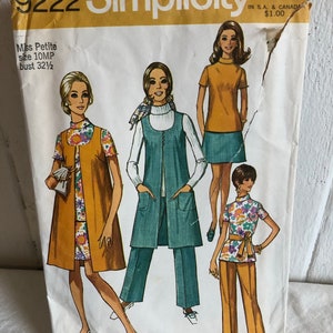 Peut inclure: Un patron de couture Simplicity vintage, numéro 9222, présentant des illustrations de modèles de vêtements pour femmes. Le patron comprend diverses tenues, telles que des robes, des tailleurs-pantalons et des hauts. La couverture est jaune et blanche avec le texte "Simplicity".