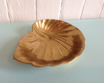 Retro brass shell shaped coin tray - trinket tray - jewel tray - brass plate collector - shell-shaped brass dish