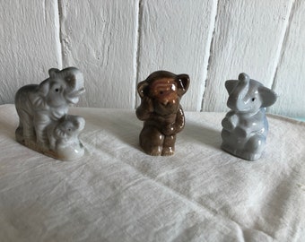 VTG porcelain animal lot - elephant duo and monkey - souvenir - kitsch hand painted figurines peint à la main // Fabriquées au Japon