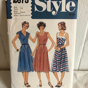 Peut inclure: Patron de couture vintage pour une robe, présentant trois styles différents. Le patron est pour la taille 10, tour de poitrine 83 cm, et est destiné à une jeune femme. Le patron est intitulé "Style" et est vendu 2,00 $.