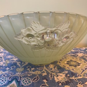 VTG Art Deco soft green glass ceiling lamp shade - chain pendant ceiling lamp - shabby chic decor - flower pattern - room decor lamp shade