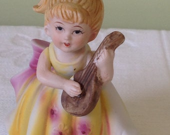 Vintage young girl with guitar porcelain figurine - petite fille avec guitare en porcelaine - peint à la main // Fabriqué en Corée
