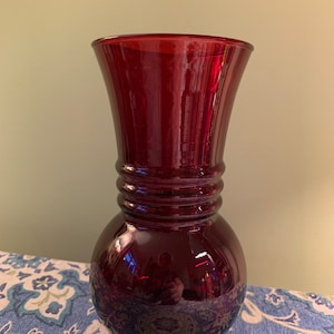 Anchor Hocking Royal Ruby Red Vase vintage daisy pattern - fleur - vase verre marguerite // Fabriqué aux États-Unis