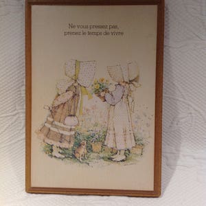 Hollie Hobby wooden frame card - two girls with flowers - Deux petites filles avec fleurs - "Ne vous pressez pas, prenez le temps de vivre"