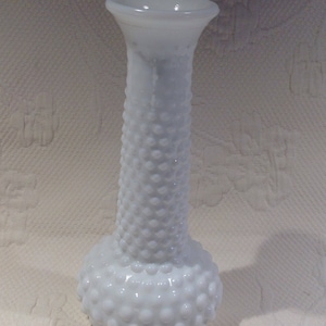 Jarrón Hobnail Milkglass E. O. Brody - vaso de leche con patrón &quot;tachonado&quot; vintage - década de 1960 // Hecho en EE.UU.