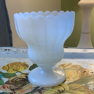 Vaso vintage a forma di tulipano in vetro lattimo - vaso con piede in vetro lattimo - collezione - decorazione - giardinaggio - fiori da giardinaggio
