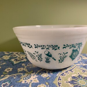 Vintage mixing 7 in bowl Federal Glass &quot;Kitchen Aid&quot; pattern - milk glass mixing bowl // milkglass // Made in USA