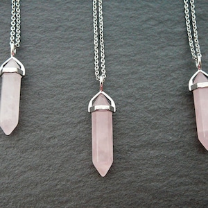 Rosenquarz Kristall Punkt Halskette Frauen Rosenquarz Anhänger Rohe Kristall Heilung Halskette für Mädchen-Halskette Schmuck Kristallpunkt-Anhänger