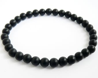 Op de afbeelding: Een zwarte kralen armband gemaakt van matte zwarte ronde kralen.