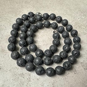 溶岩石ネックレス 8 mm 黒溶岩石ビーズネックレス 男性用火山溶岩黒ジュエリー 夫への手結び黒溶岩石ネックレス