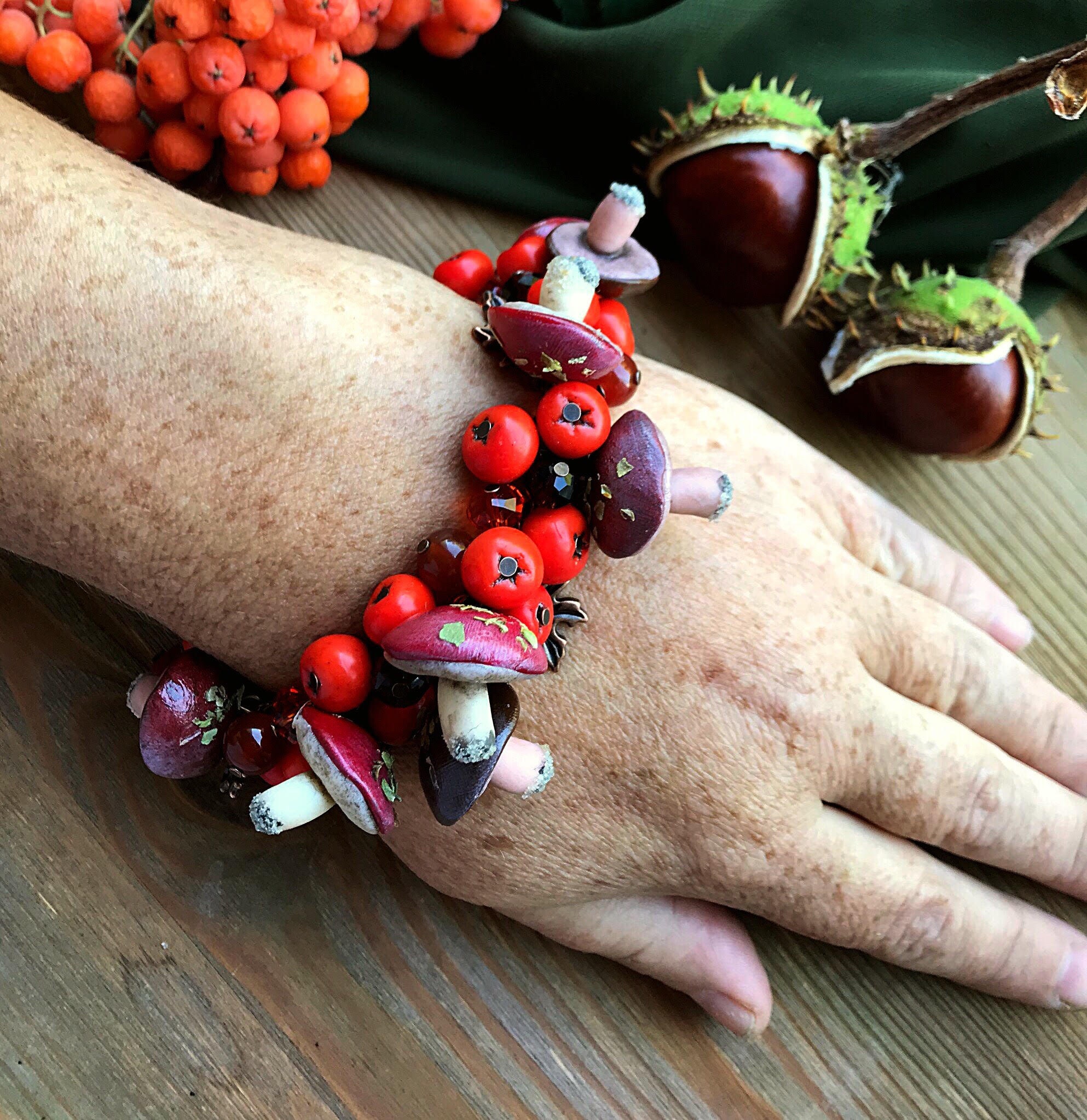 ロイスクレヨンのブレスレット Mushroom Bracelet With Rowan Berries, Cornelian & Tiger Eye