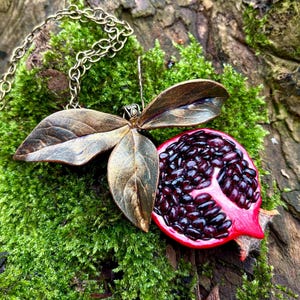 Granaatappelketting met bladeren. Realistische fruithanger. Persephone Goddes-sieraden. Geboortesteencadeau januari