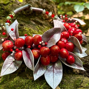 Collar de cerezas: rojo rubí, hojas plateadas, joyería vegana