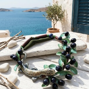 Eidechsen-Collier: punziertes Reptil, schwarze Olive Beeren. Blatt Zweig. Tier Schlange Schmuck. Handwerklich gefertigt
