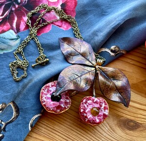 Collier Pendentif Cerises Et Fraises En Acier - Chaîne Réglable 40-45 Cm - Léger Et élégant Pour Tous Les Jours