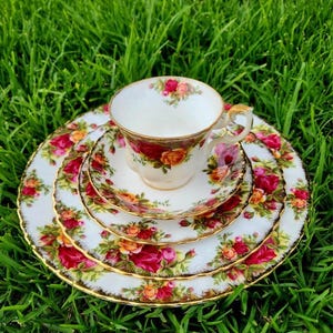 Royal Albert Old Country Roses 5-Piece Place Setting Bone China, Made in England