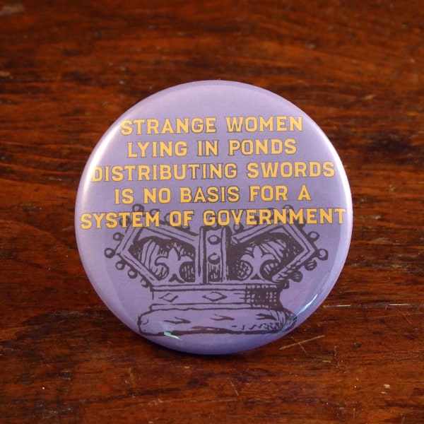 Strange Women Lying In Ponds Distribution Swords Is No Basis For A System of Government - Monty Python 2.25" Pinback Button/Anstecker oder Magnet