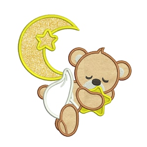 Pode incluir: Um urso de peluche castanho com os olhos fechados está segurando uma estrela amarela. O urso está dormindo sob uma lua crescente amarela com uma estrela amarela no topo.