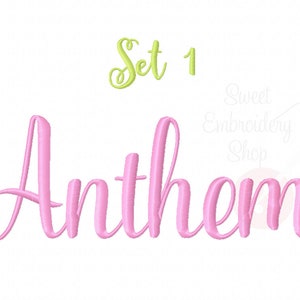 Puede incluir: Diseño de bordado digital con la palabra "Anthem" en rosa, en cursiva. El texto "Set 1" está arriba en verde, en cursiva. El fondo es blanco.