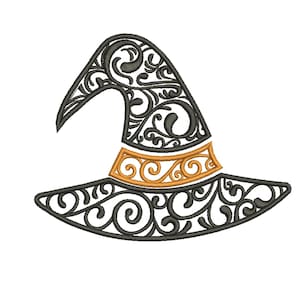 Puede incluir: Un sombrero de bruja negro con un diseño detallado e intrincado. El sombrero tiene una banda dorada con un patrón de espiral.