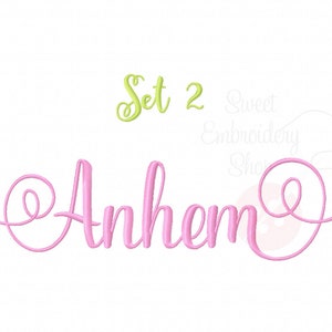 Puede incluir: Diseño de bordado en fuente cursiva rosa con el nombre "Anhem" y el texto "Set 2" en fuente cursiva verde sobre el nombre.