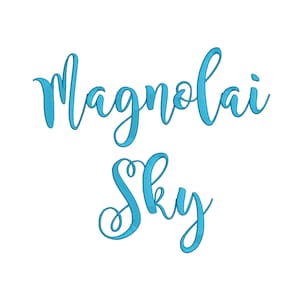 Puede incluir: Un gráfico de texto escrito a mano en azul y blanco que dice "Magnolia Sky".
