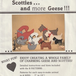 Può includere: Un modello di artigianato per realizzare un'intera famiglia di affascinanti oche e cani scozzesi. Il modello include 8 modelli per ogni animale facile da realizzare in 4 dimensioni, da 18 cm a 38 cm. Il modello include anche un modello di cane scozzese da 11 cm. L'immagine mostra una varietà di oche e cani scozzesi realizzati in tessuto.