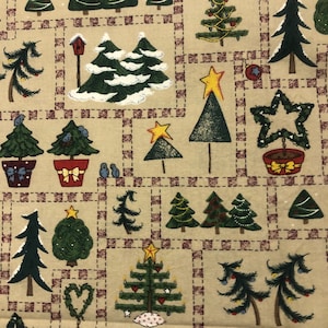 Puede incluir: Una tela beige con un patrón repetido de árboles de Navidad en varios estilos. Algunos árboles están decorados con estrellas, luces y adornos. El diseño incluye árboles en macetas, una casita para pájaros y pequeños pájaros, todo dentro de una cuadrícula de cuadrados burdeos.