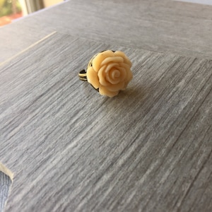 Blasse Pfirsich Rose Ring Cocktail-Ring leicht gelb Blume Ring Rose Schmuck Modern Chic Ring Rose Cabochon Ring Geschenk für sie, Hochzeit