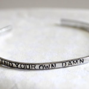 Bracelet Mind Your Own Business : Manchette en aluminium estampée à la main