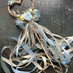 ダスティブルーのフラワーガールの杖、魔法の杖、蝶の杖、花の杖、妖精の杖、プリンセスの杖、ライトブルーのリボンの杖、ウェディングアクセサリー