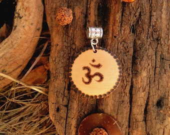 Pendentif Om tibétain boudisme en bois