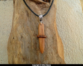 Pendentif en bois sculpté couteau