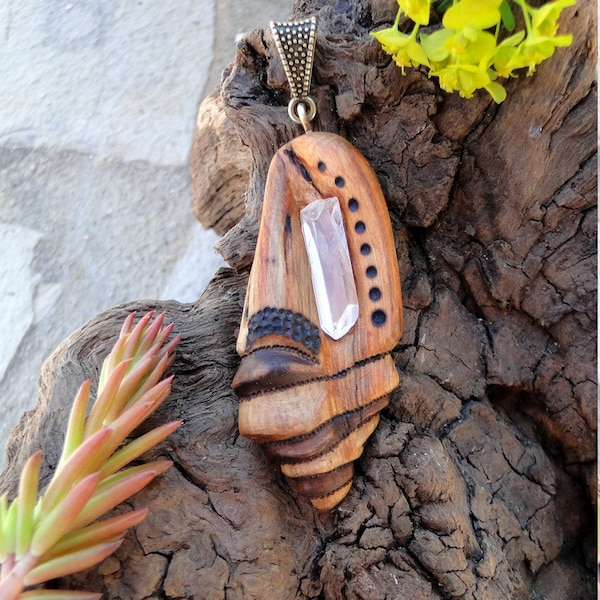 Pendentif en bois et cristal de roche