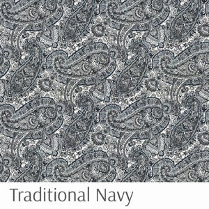 Puede incluir: Una tela con estampado de cachemira en azul marino y blanco. El dise&ntilde;o presenta grandes y detallados motivos de cachemira en tonos azul marino y gris sobre un fondo blanco. El texto "Traditional Navy" est&aacute; en la parte inferior de la imagen.