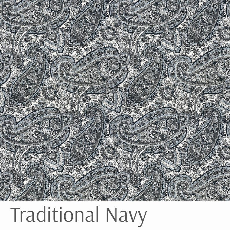 Puede incluir: Una tela con estampado de cachemira en azul marino y blanco. El dise&ntilde;o presenta grandes y detallados motivos de cachemira en tonos azul marino y gris sobre un fondo blanco. El texto "Traditional Navy" est&aacute; en la parte inferior de la imagen.