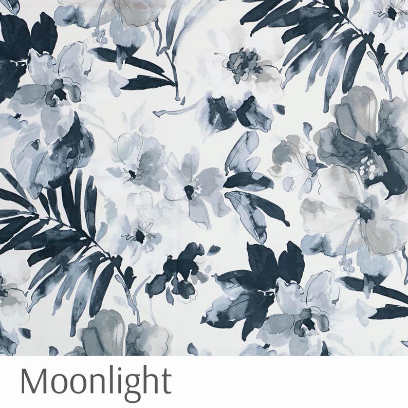 Puede incluir: Tela floral con un dise&ntilde;o de acuarela en tonos azul marino, gris y blanco. El patr&oacute;n presenta grandes flores y hojas, con la palabra "Moonlight" en la parte inferior.