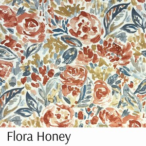 Puede incluir: Tela floral con dise&ntilde;o de acuarela. El patr&oacute;n presenta grandes rosas estilizadas en tonos &oacute;xido, melocot&oacute;n y dorado, intercaladas con hojas azules y grises. El fondo es blanco crema. El texto "Flora Honey" est&aacute; en la parte inferior.
