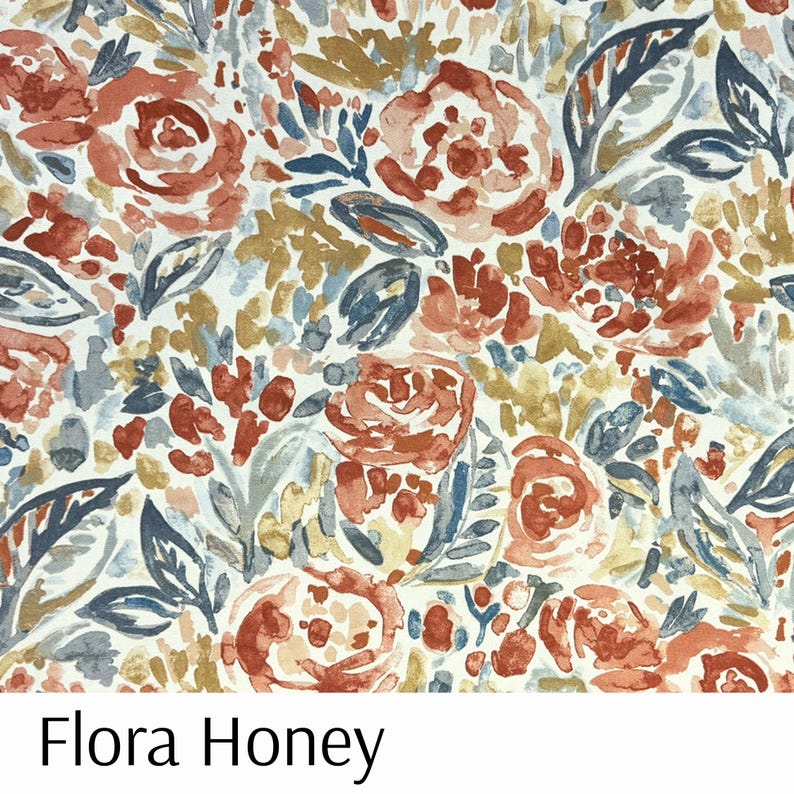 Puede incluir: Tela floral con dise&ntilde;o de acuarela. El patr&oacute;n presenta grandes rosas estilizadas en tonos &oacute;xido, melocot&oacute;n y dorado, intercaladas con hojas azules y grises. El fondo es blanco crema. El texto "Flora Honey" est&aacute; en la parte inferior.