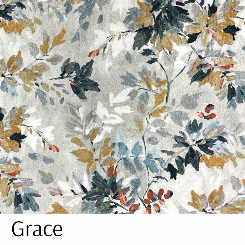 Puede incluir: Una tela con un estampado floral en tonos grises, blancos, dorados, turquesas y rojos. El dise&ntilde;o presenta hojas y flores estilizadas, con la palabra "Grace" impresa en la parte inferior.