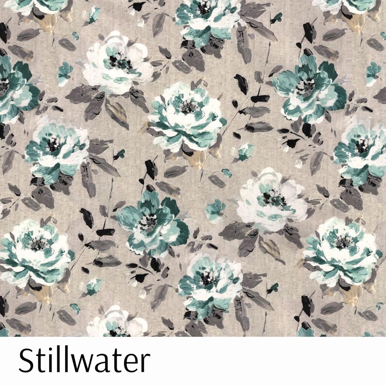 Puede incluir: Tela floral con un patr&oacute;n repetido de grandes flores estilizadas en tonos turquesa, blanco y gris sobre un fondo beige. La tela tiene una calidad pict&oacute;rica, con pinceladas visibles. La palabra "Stillwater" est&aacute; impresa en la parte inferior.