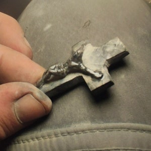 Croce con Cristo in altorilievo, scolpita a mano in xilopal