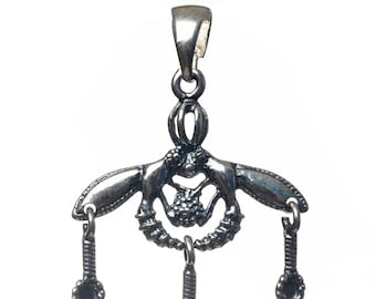Pode incluir: Um pingente de prata com um design detalhado de um pássaro estilizado com três gotas penduradas. O pingente tem um laço na parte superior para prender a uma corrente.
