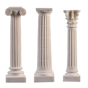 Puede incluir: Tres columnas decorativas blancas con diferentes estilos de capiteles. Las columnas están hechas de un material blanco liso y tienen un diseño clásico y elegante.