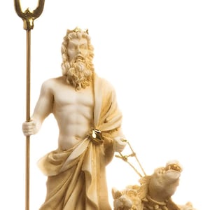 Puede incluir: Una estatua de mármol blanco de Hades, el dios griego del inframundo, sosteniendo un tridente y conduciendo a un perro de tres cabezas, Cerbero. La estatua está sobre una base de mármol blanco con la palabra "HADES" inscrita en letras doradas.