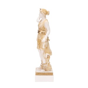 Godin Artemis Diana Griekse standbeeld natuur maan gouden toon